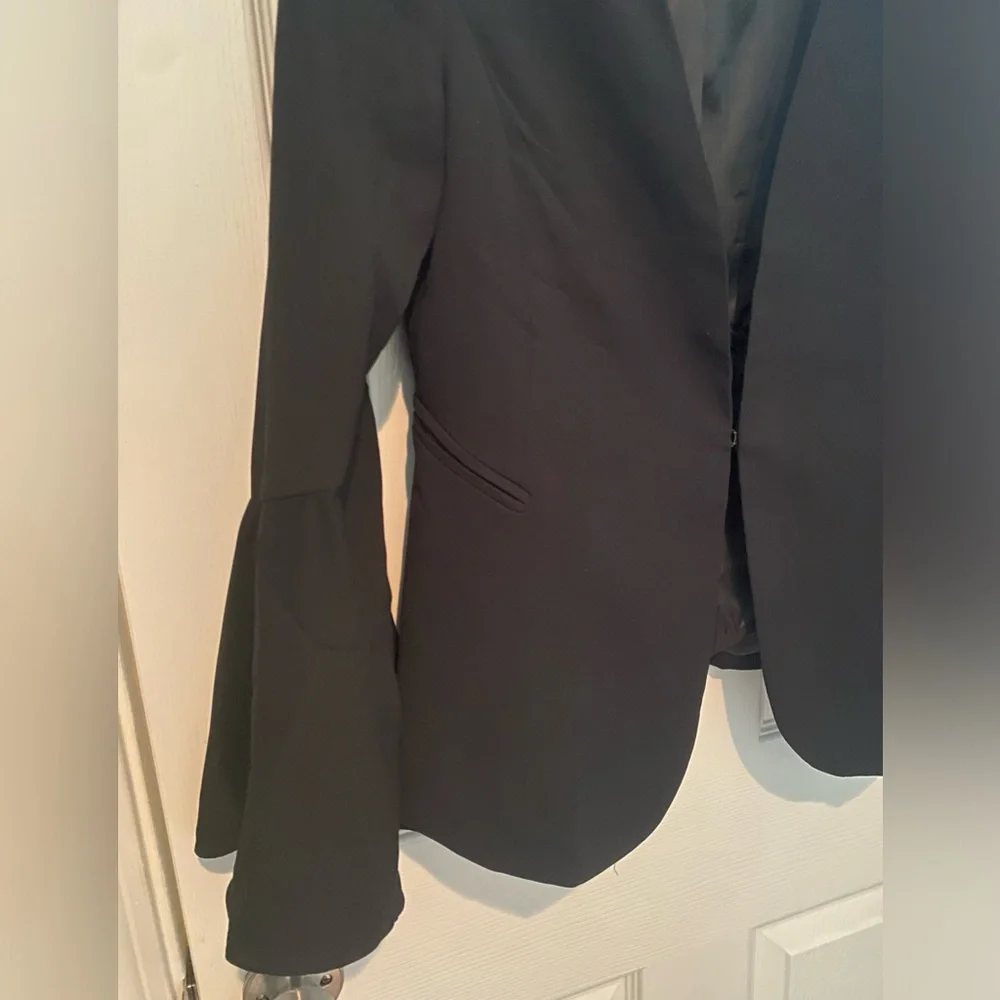 EUC Tea n Cup Women’s Bell Sleeve Blazer - Black, size M - Picture 3 of 6